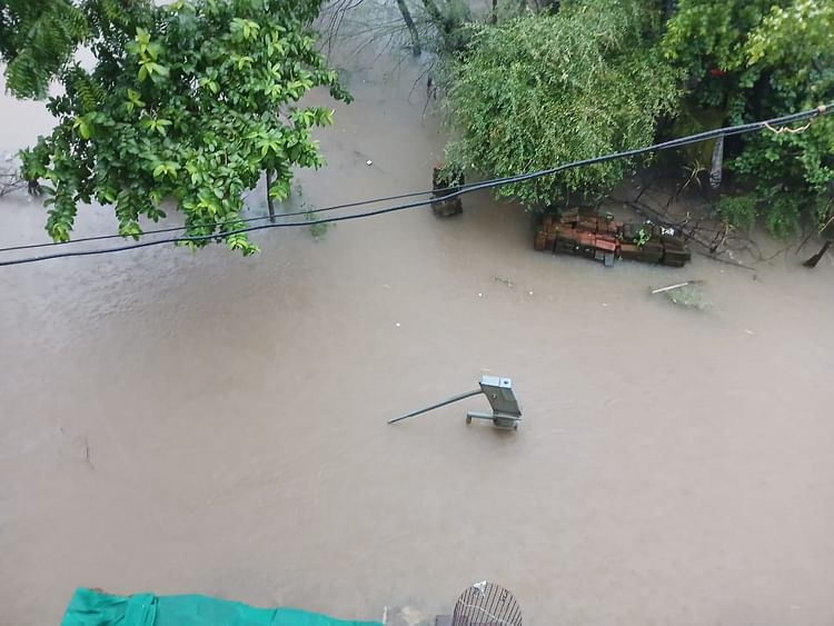 damoh-news:-12-घंटे-से-लगातार-हो-रही-बारिश-से-जनजीवन-अस्त-व्यस्त,-स्कूल,-कॉलेज-और-आंगनवाड़ी-बंद