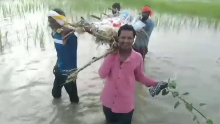 mp-news:-मैहर-में-घुटने-तक-पानी-के-बीच-से-गुजरी-अंतिम-यात्रा,-भ्रष्टाचार-की-भेंट-चढ़-गई-सड़क