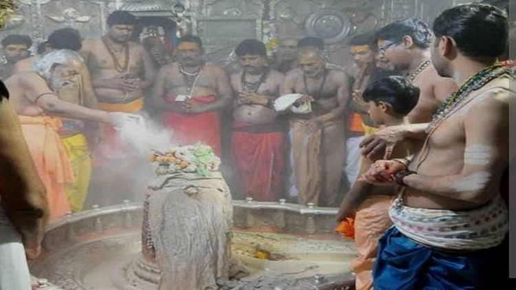 baba-mahakal:-भस्मारती-की-नई-व्यवस्था,-दर्शनार्थियों-को-अब-हाथ-में-बांधना-होगा-रेडियो-फ्रीक्वेंसी-बैंड,-फिर…