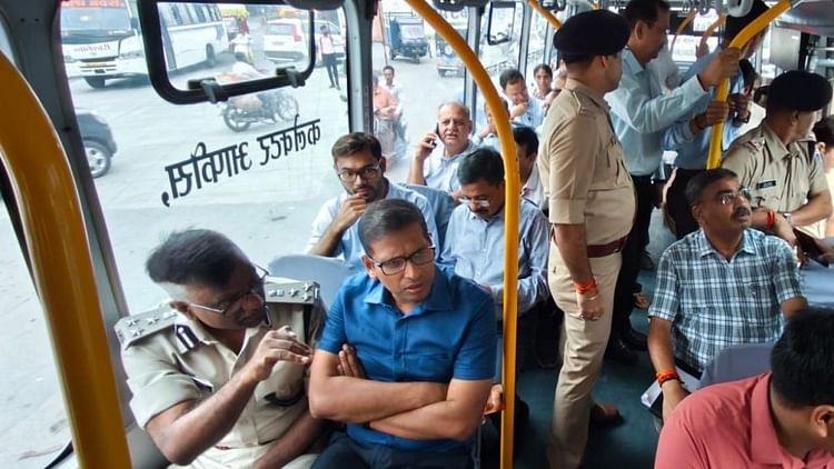 indore-news:-सिटी-बस-में-घूमे-कलेक्टर,-टूटी-सड़कें-और-खुले-चेंबर-ठीक-करने-के-निर्देश-दिए