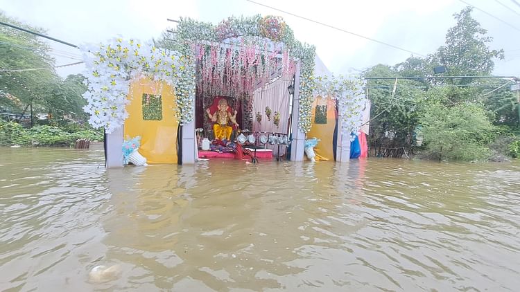 damoh-news:-15-घंटे-लगातार-बारिश-में-डूब-गए-गणेश-पंडाल,-19-साल-पहले-के-हालात-आए-याद