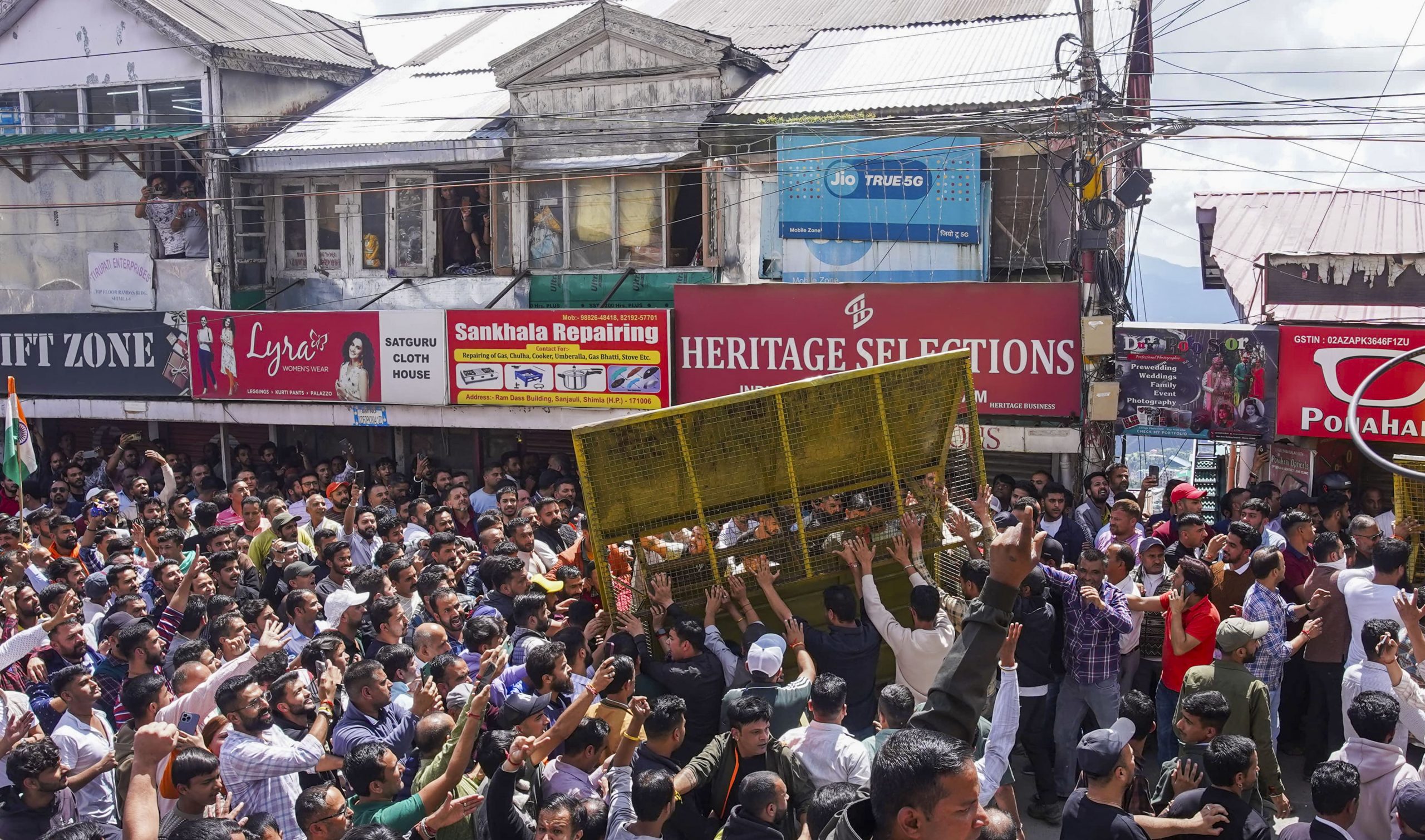 shimla-protest:-धार्मिक-स्थल-में-अवैध-निर्माण-हटाने-की-मांग-पर-जोरदार-प्रदर्शन