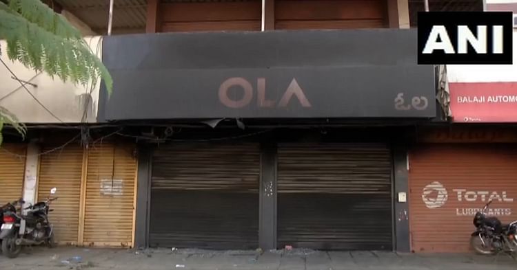 ola-electric:-नए-स्कूटर-की-सर्विसिंग-को-लेकर-नाराज-ओला-इलेक्ट्रिक-ग्राहक-ने-शोरूम-में-लगाई-आग,-देखें-वीडियो