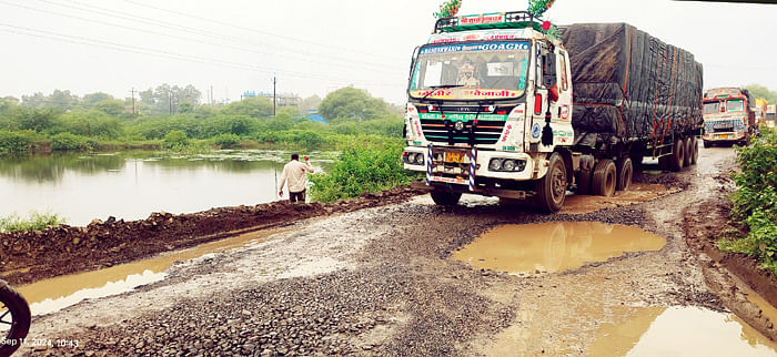 ujjain-news:-वाहनों-से-क्षतिग्रस्त-हुई-सड़क,-महिलाओं-ने-कर-दिया-पानी-से-भरे-गड्ढों-में-खड़े-होकर-प्रदर्शन
