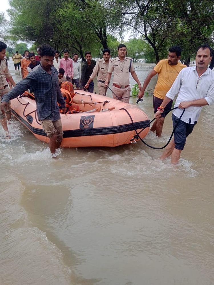 damoh:-सांप-के-डसने-के-बाद-घंटों-बाढ़-में-फंसी-रही-महिला,-प्रशासन-ने-रेस्क्यू-कर-अस्पताल-भिजवाया