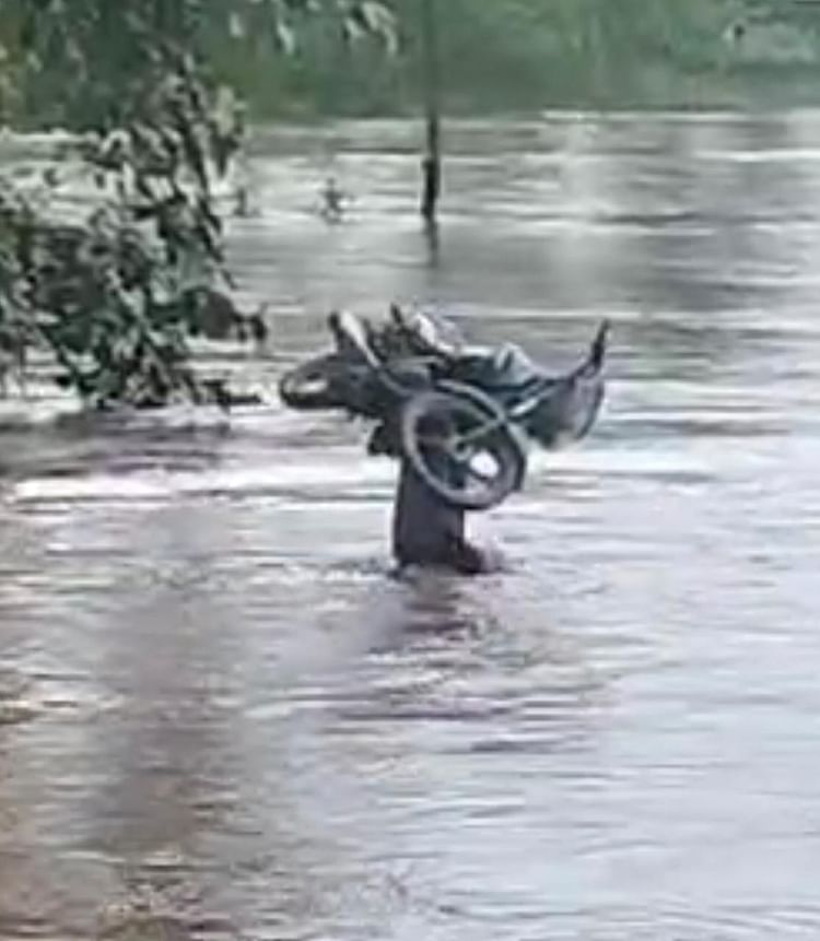damoh-news:-बाढ़ग्रस्त-पुल-से-कमर-तक-पानी-में-बाइक-सिर-पर-रखकर-ले-गया-युवक,-वीडियो-हुआ-वायरल